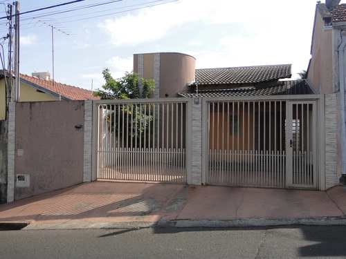 Casa, código 561 em Agudos, bairro Centro