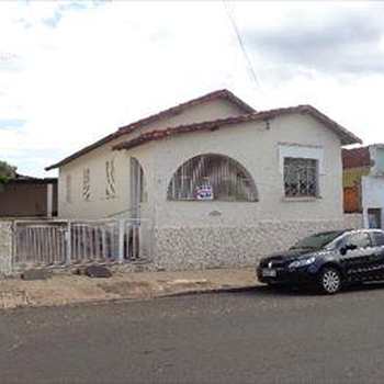 Casa em Agudos, bairro Centro