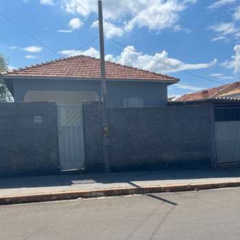 Casa em Agudos, bairro Centro