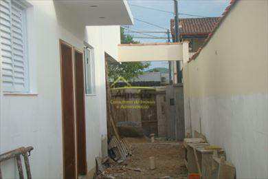Casa em São Vicente, no bairro Vila Mateo Bei