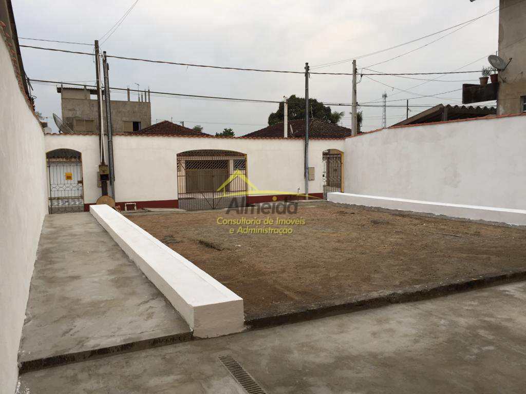 Sobrado em Cubatão, no bairro Vila Caraguata