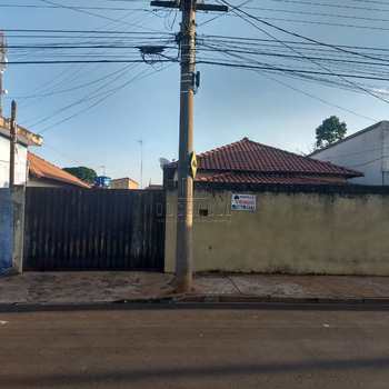 Casa em Jaboticabal, bairro Santa Mônica