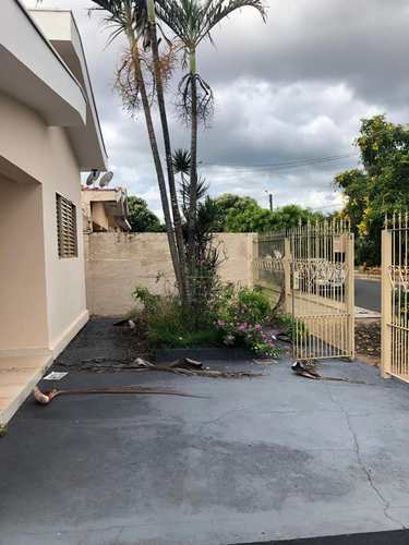 Casa, código 1722622 em Jaboticabal, bairro Jardim Brandi