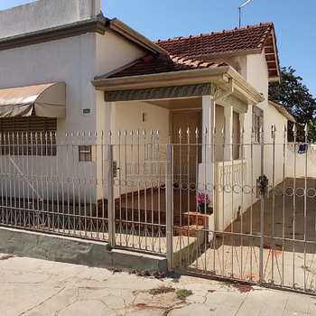 Casa em Jaboticabal, bairro Centro