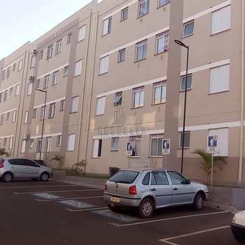 Apartamento em Jaboticabal, bairro Sorocabano