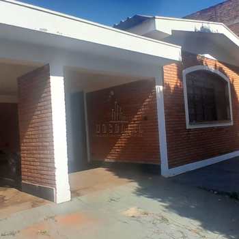 Casa em Jaboticabal, bairro Centro