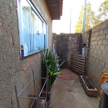 Casa em Jaboticabal, bairro Parque das Araras