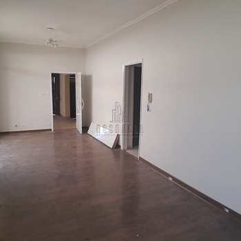 Casa em Jaboticabal, bairro Centro