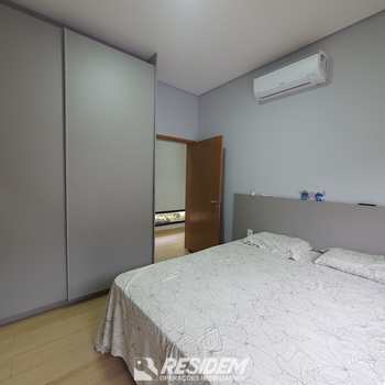 Casa de Condomínio em Bauru, bairro Jardim Shangri-Lá