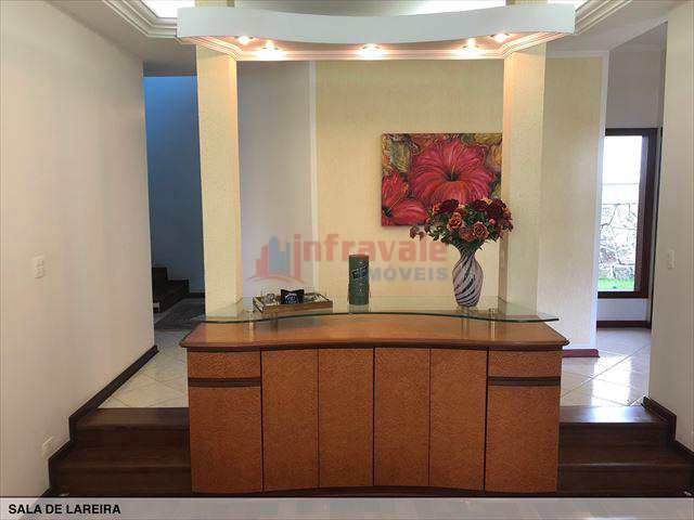 Casa de Condomínio em Jacareí, no bairro Jardim Coleginho