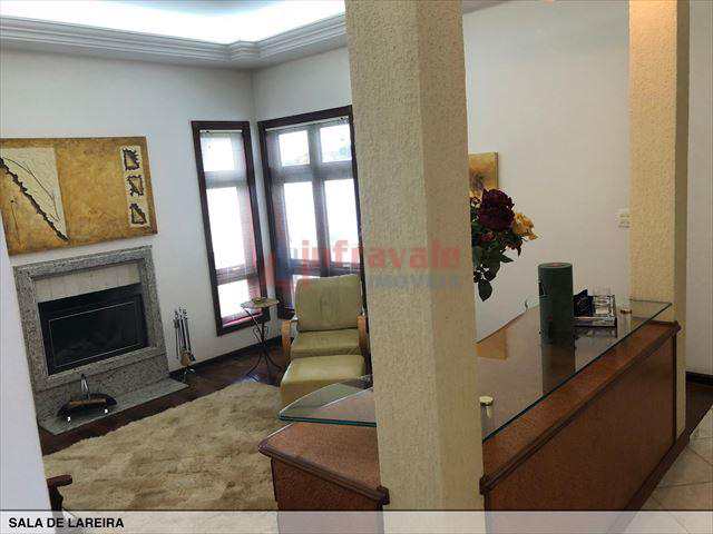 Casa de Condomínio em Jacareí, no bairro Jardim Coleginho