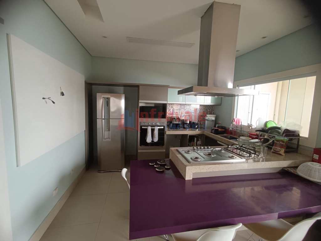 Casa de Condomínio em Jacareí, no bairro Jardim América