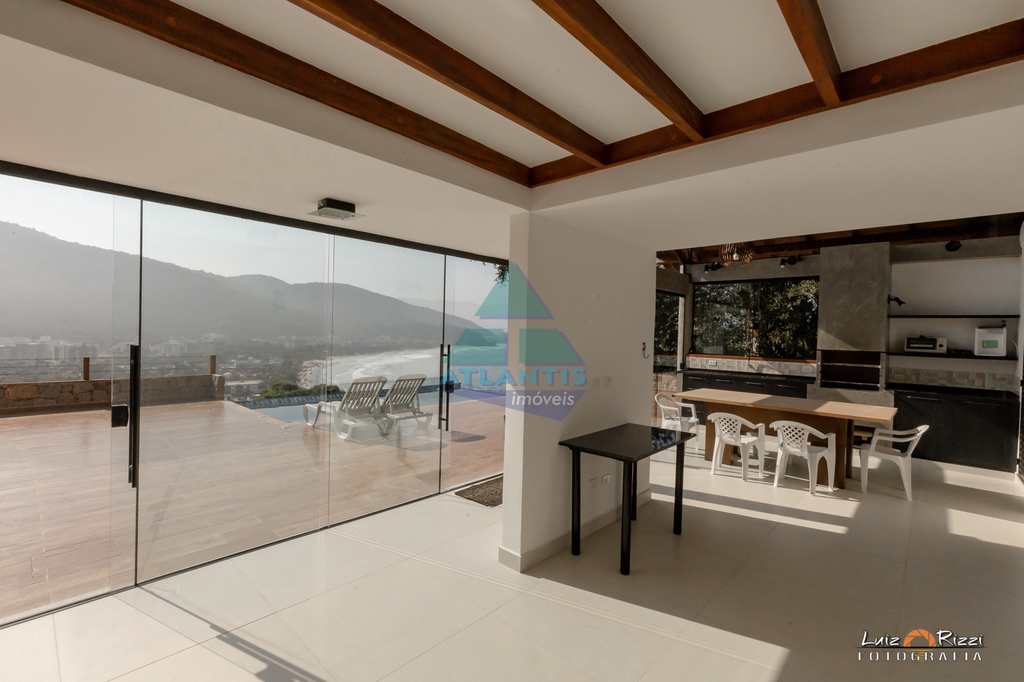 Casa em Ubatuba, no bairro Ponta das Toninhas
