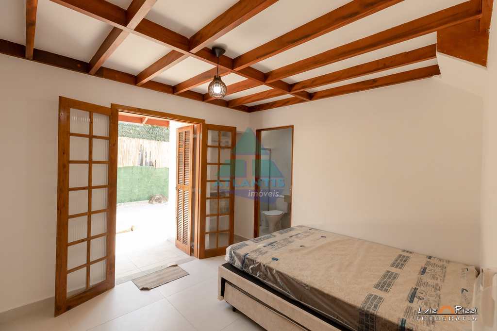 Casa em Ubatuba, no bairro Ponta das Toninhas