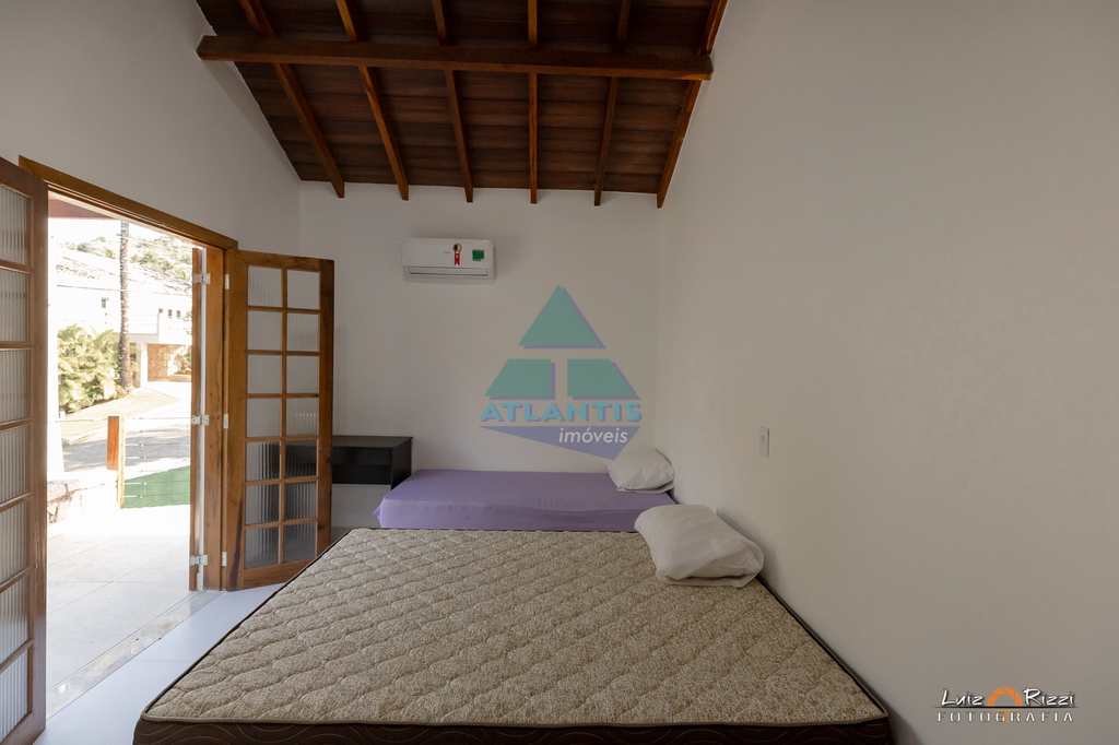 Casa em Ubatuba, no bairro Ponta das Toninhas