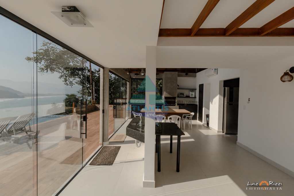 Casa em Ubatuba, no bairro Ponta das Toninhas
