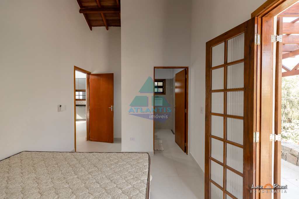 Casa em Ubatuba, no bairro Ponta das Toninhas