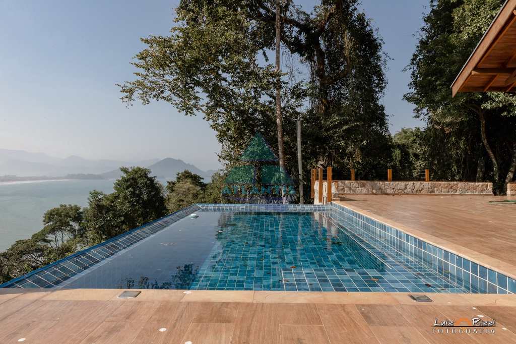 Casa em Ubatuba, no bairro Ponta das Toninhas