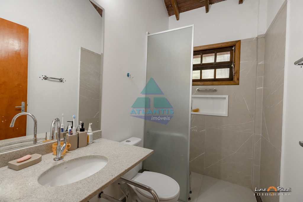 Casa em Ubatuba, no bairro Ponta das Toninhas