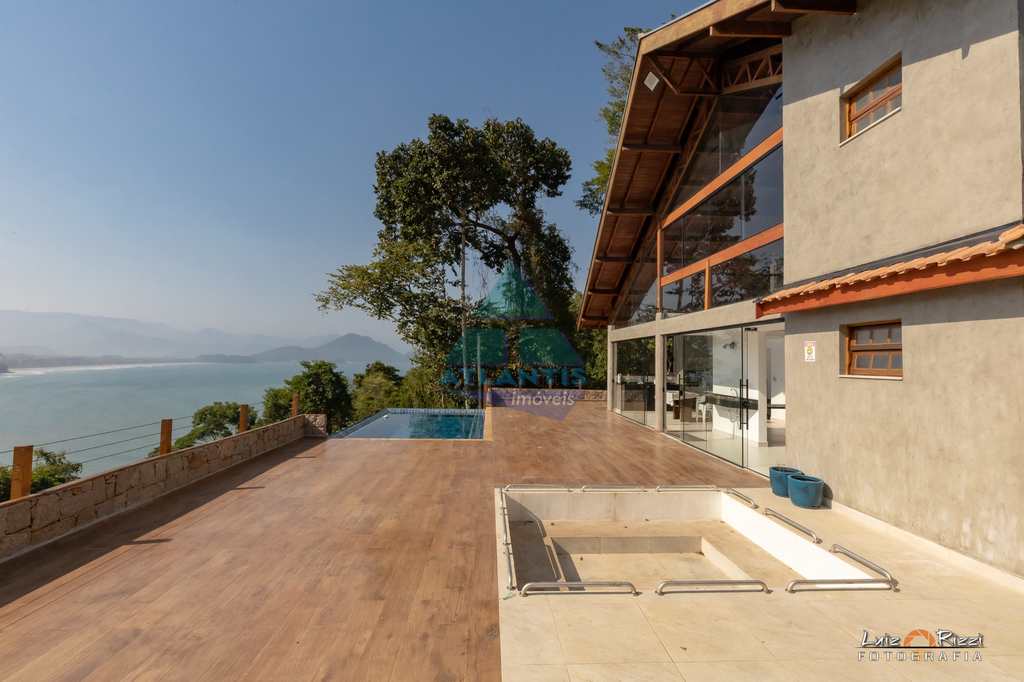 Casa em Ubatuba, no bairro Ponta das Toninhas
