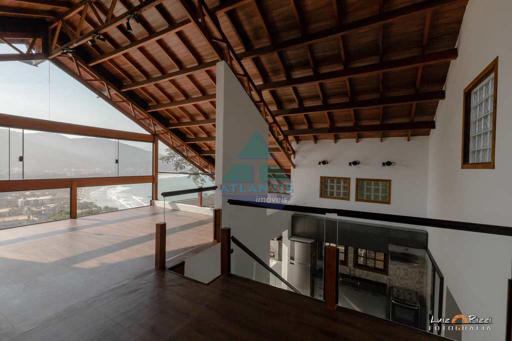 Casa em Ubatuba, no bairro Ponta das Toninhas