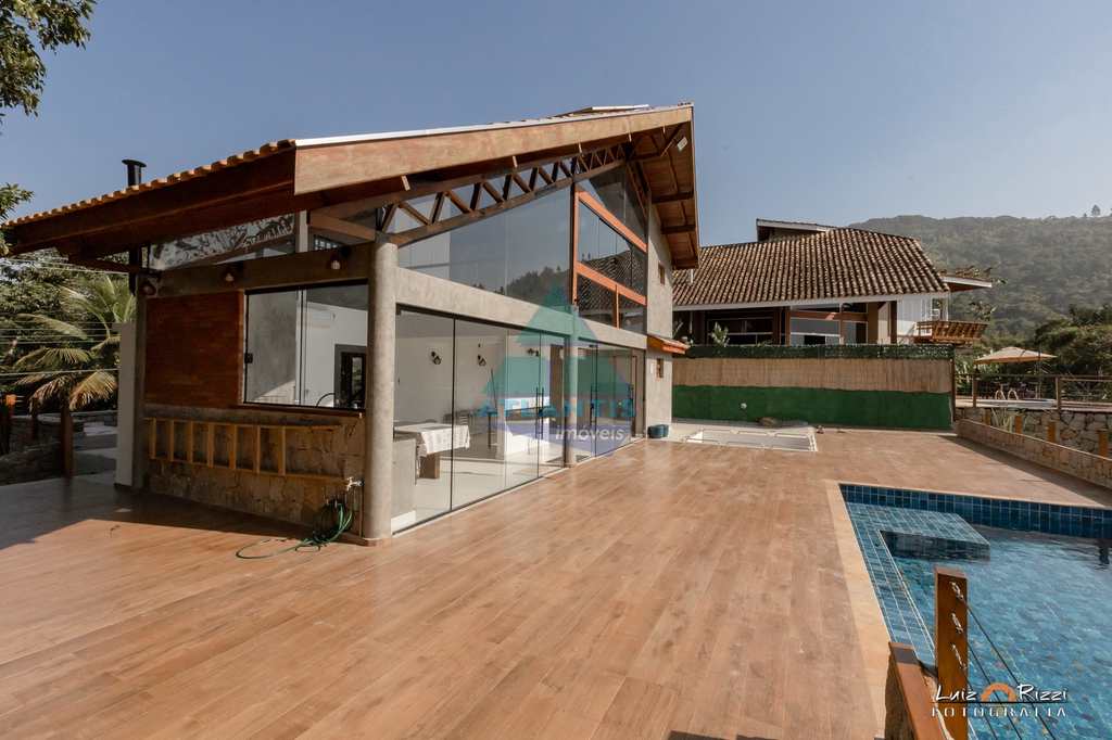 Casa em Ubatuba, no bairro Ponta das Toninhas