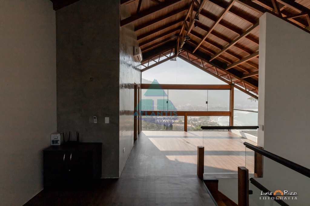 Casa em Ubatuba, no bairro Ponta das Toninhas