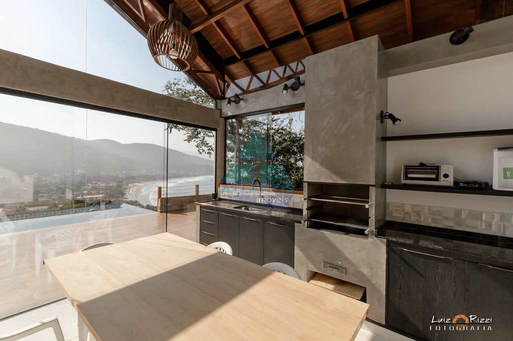 Casa em Ubatuba, no bairro Ponta das Toninhas
