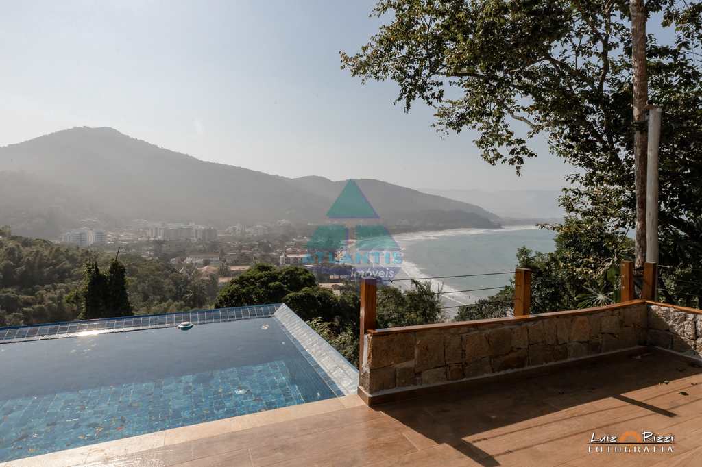 Casa em Ubatuba, no bairro Ponta das Toninhas