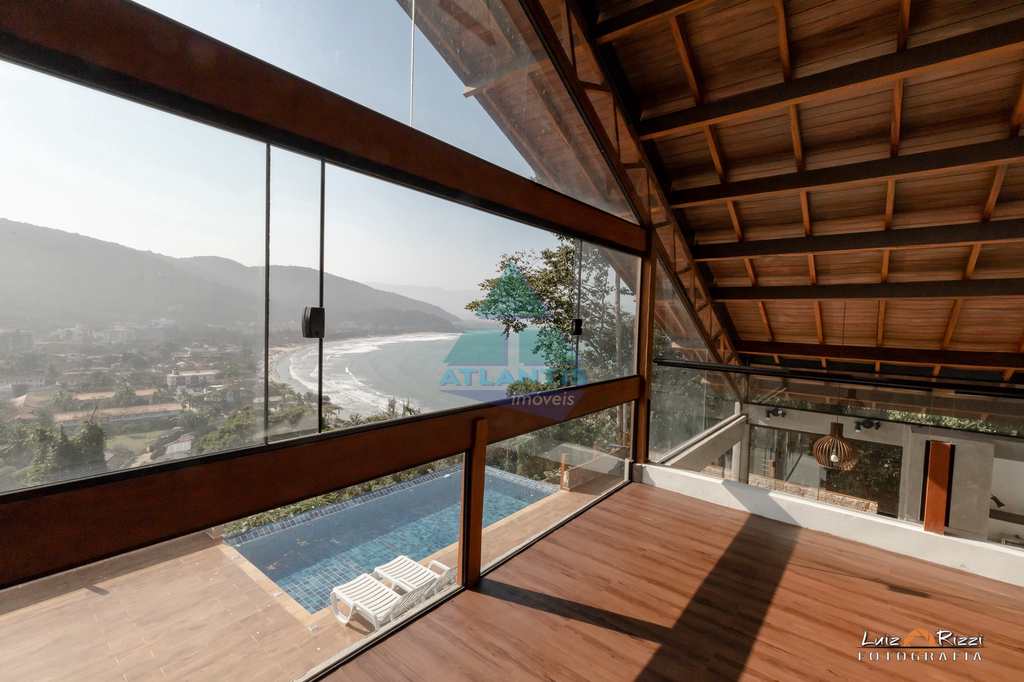 Casa em Ubatuba, no bairro Ponta das Toninhas