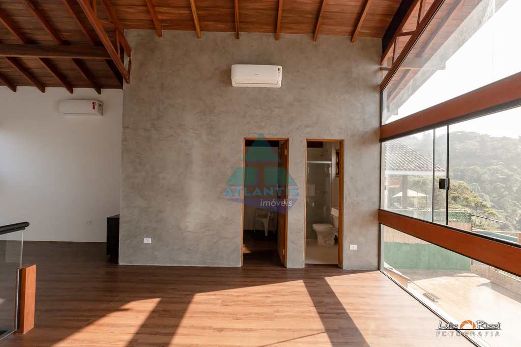 Casa em Ubatuba, no bairro Ponta das Toninhas