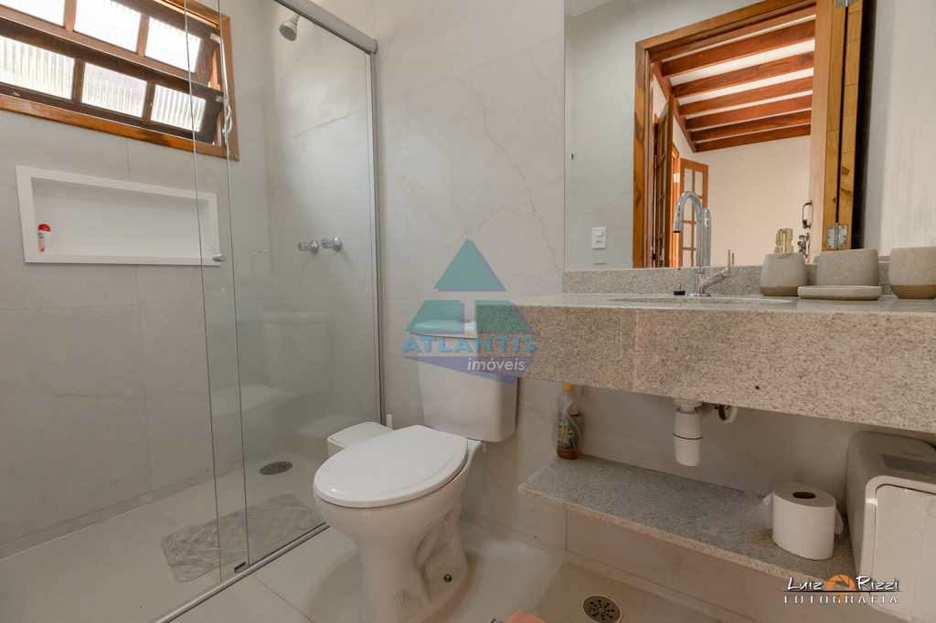 Casa em Ubatuba, no bairro Ponta das Toninhas
