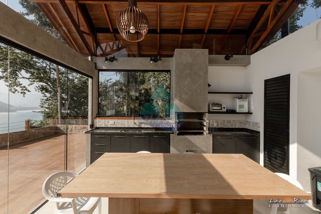 Casa em Ubatuba, no bairro Ponta das Toninhas