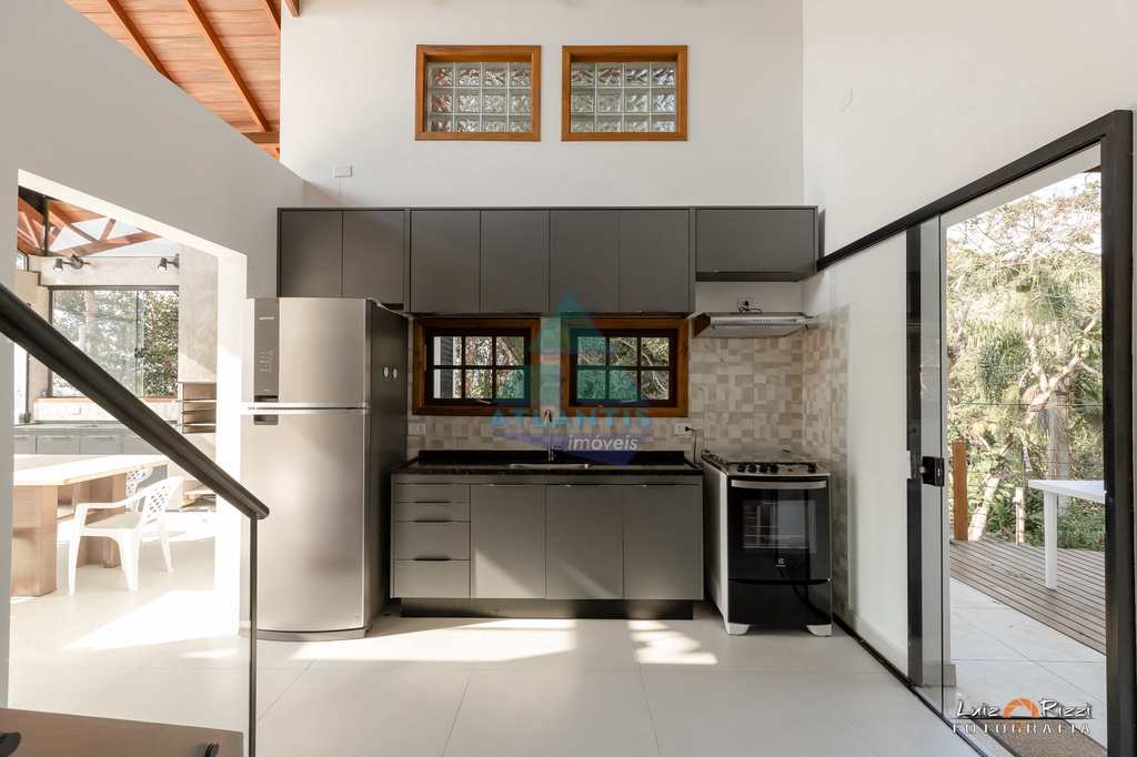 Casa em Ubatuba, no bairro Ponta das Toninhas