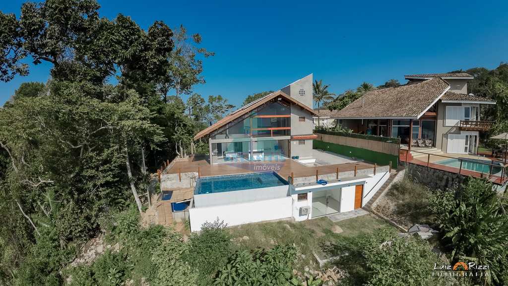 Casa em Ubatuba, no bairro Ponta das Toninhas