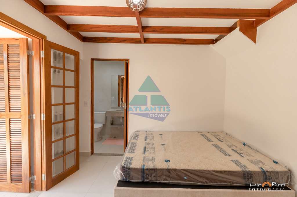 Casa em Ubatuba, no bairro Ponta das Toninhas