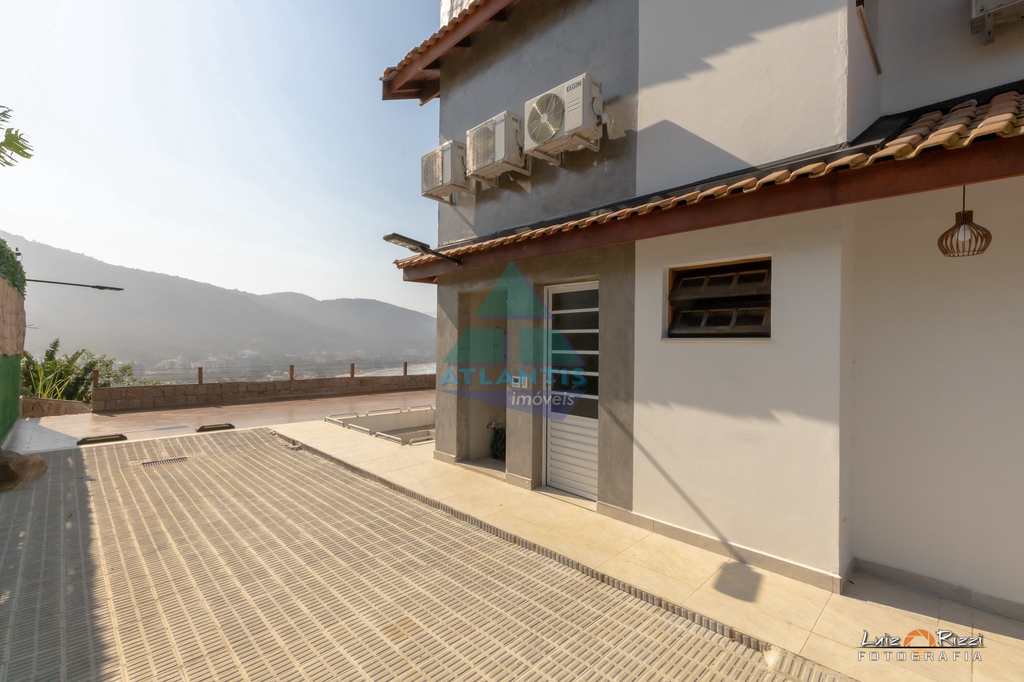 Casa em Ubatuba, no bairro Ponta das Toninhas
