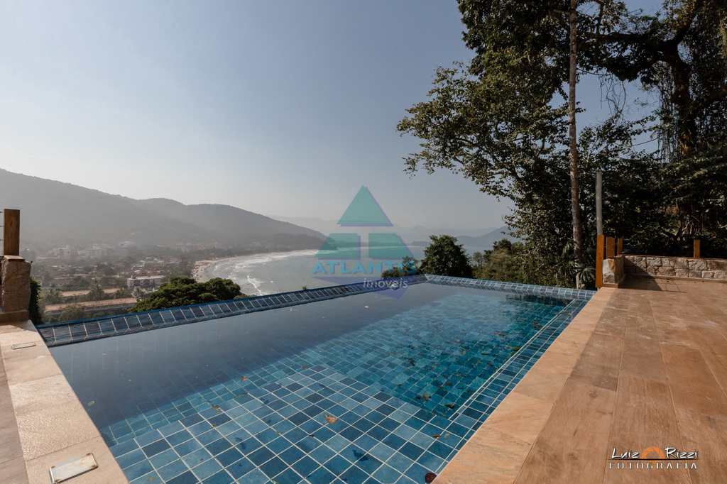 Casa em Ubatuba, no bairro Ponta das Toninhas