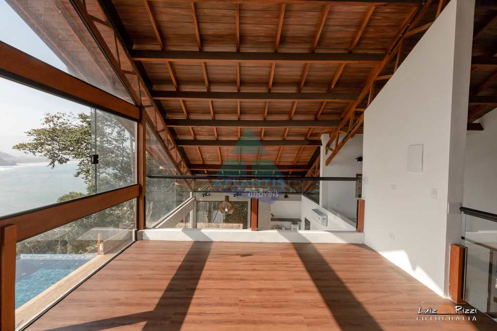 Casa em Ubatuba, no bairro Ponta das Toninhas