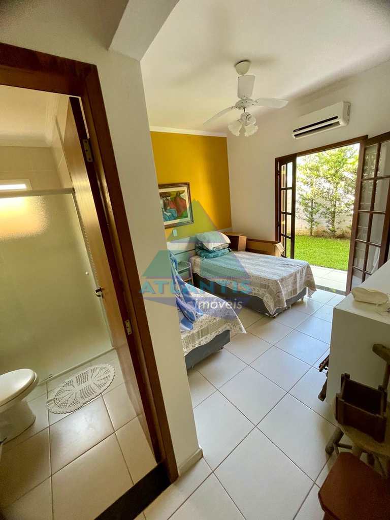 Casa em Ubatuba, no bairro Praia das Toninhas