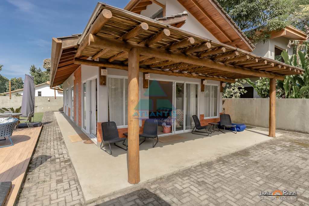 Casa em Ubatuba, no bairro Itamambuca