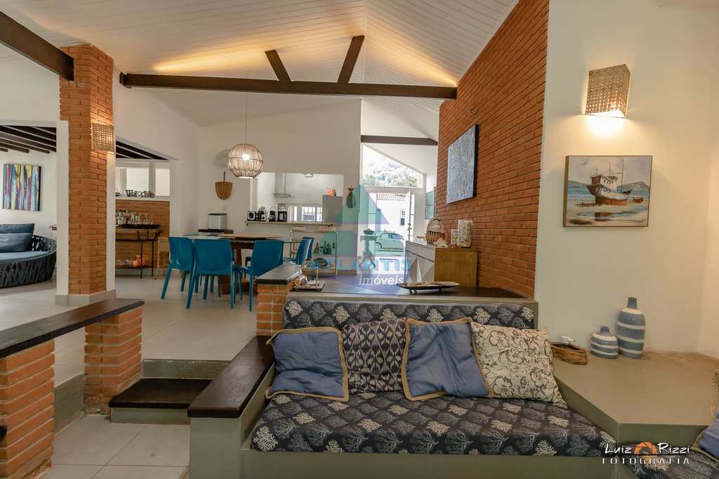 Casa em Ubatuba, no bairro Itamambuca