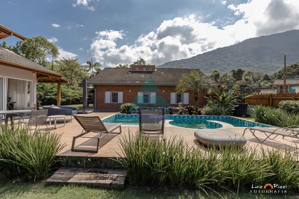 Casa em Ubatuba, no bairro Itamambuca
