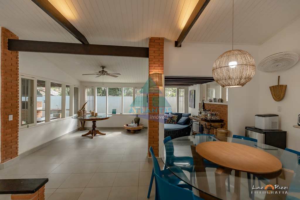 Casa em Ubatuba, no bairro Itamambuca