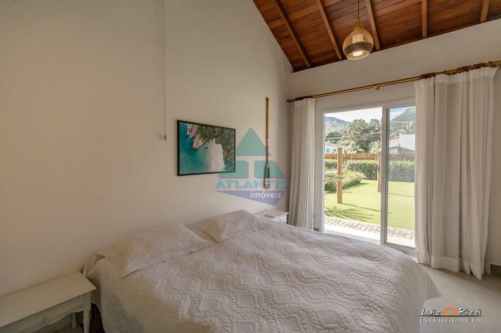 Casa em Ubatuba, no bairro Itamambuca