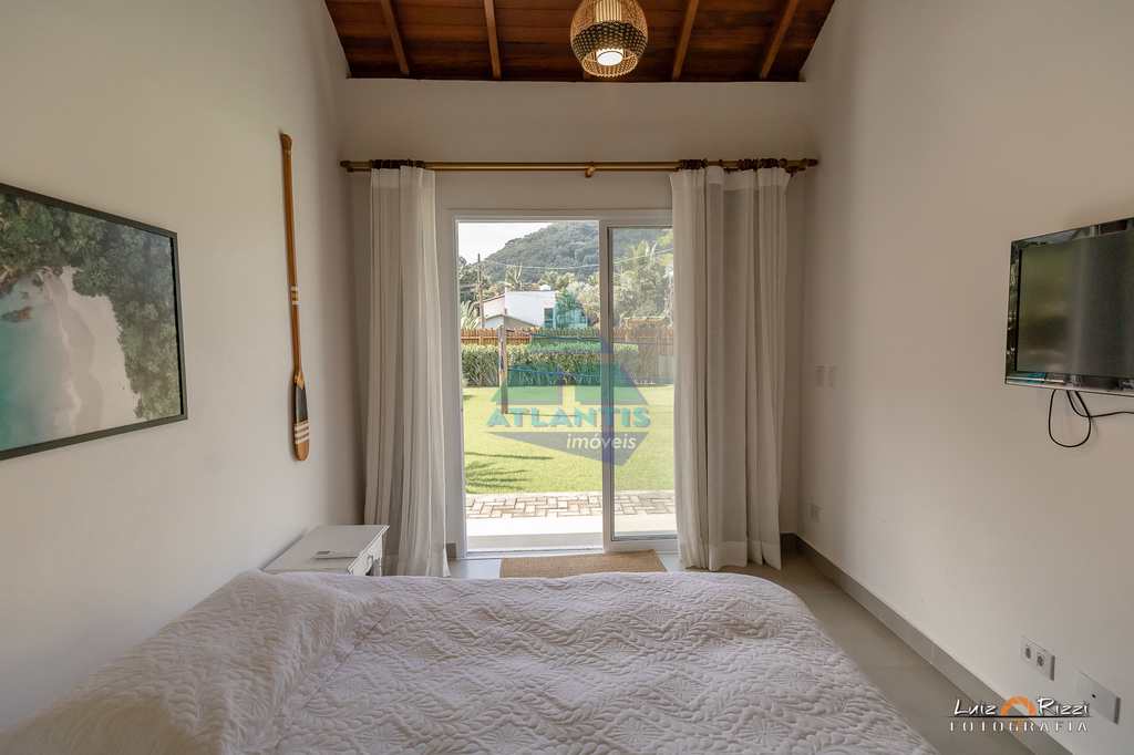 Casa em Ubatuba, no bairro Itamambuca