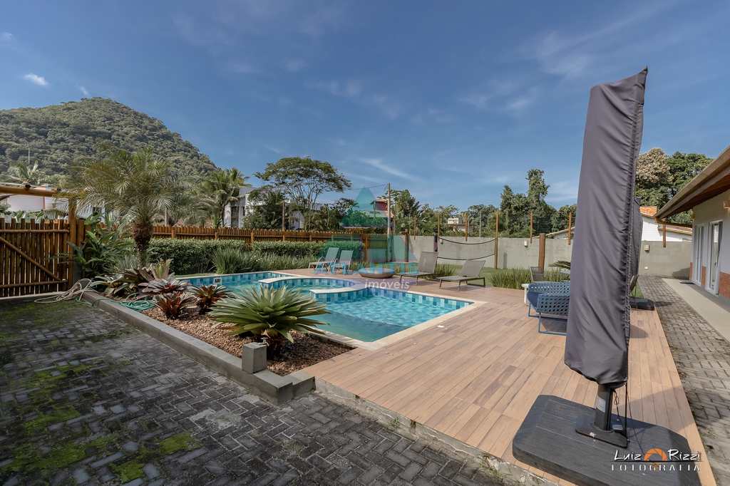 Casa em Ubatuba, no bairro Itamambuca
