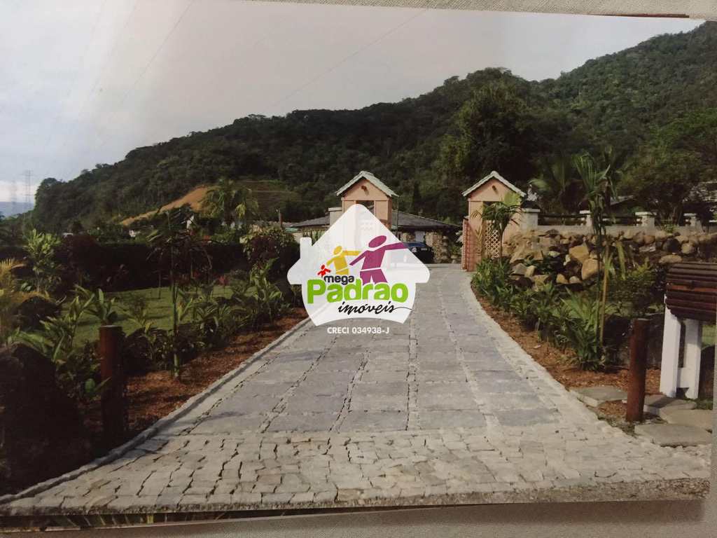Sobrado em Ubatuba, no bairro Silop