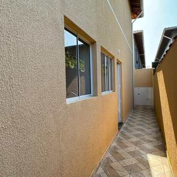 Casa em Praia Grande, bairro Melvi