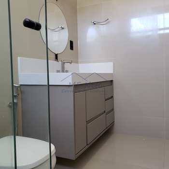 Casa de Condomínio em Pirassununga, bairro Residencial Village de Cidade Jardim